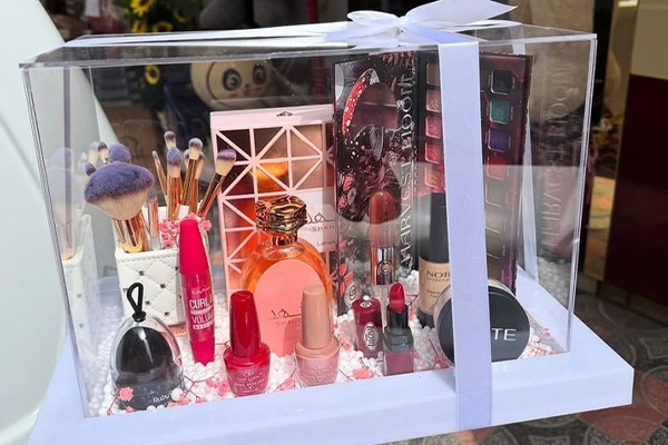 خرید لوازم آرایشی برای چمدان عروس