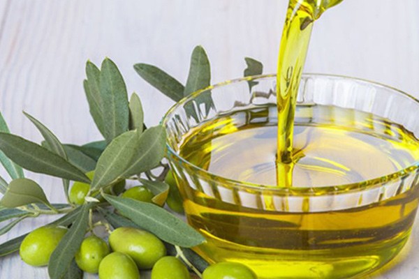 خواص روغن زیتون برای درمان چروک دور چشم