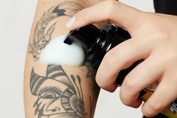 شست‌و‌شوی ناحیه بعد از تاتو 