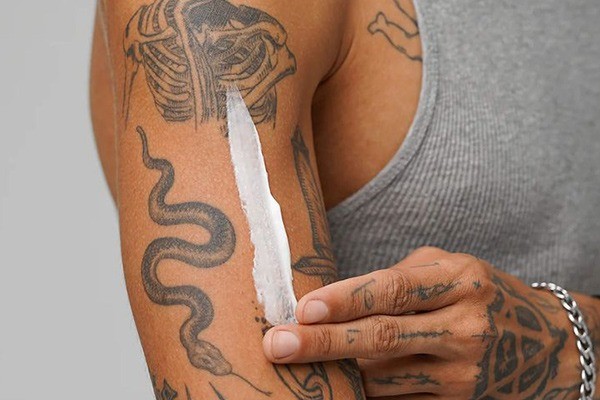 استفاده از کرم ترمیم‌کننده بعد از تاتو 