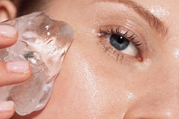 معرفی فواید یخ برای صورت 