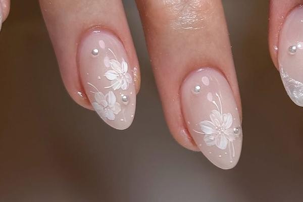 طراحی گل روی ناخن عروس 