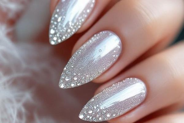 ایده طراحی ناخن عروس با نقره ای 