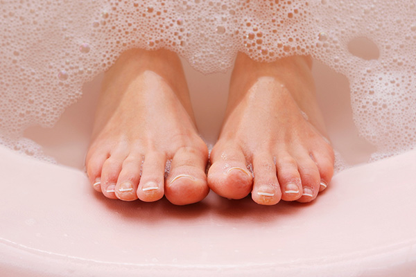 تغییر رنگ ناخن پا