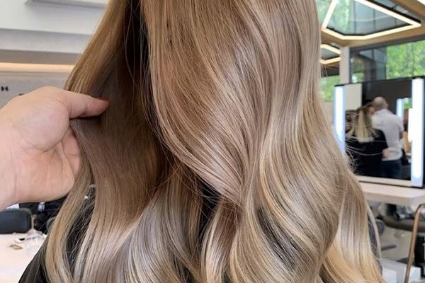 رنگ مو شکلاتی طلایی بدون دکلره