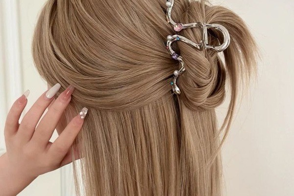 ترکیب رنگ مو شکلاتی روشن و کاراملی 