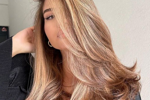 رنگ مو عسلی کاراملی مناسب پوست گندمی 