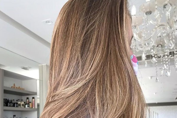 رنگ مو عسلی بژ برای پوست روشن 