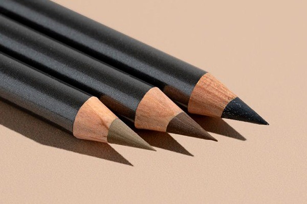 انتخاب رنگ مناسب مداد هاشور ابرو 