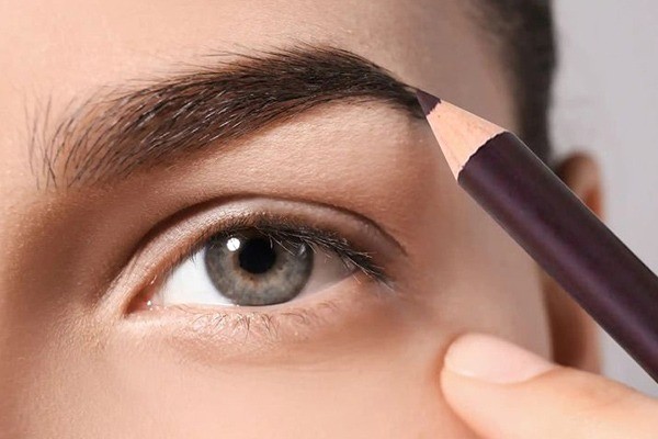 پر کردن ابرو با مداد 