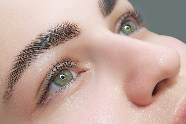 ابرو لیفت شده با ژل ابرو 