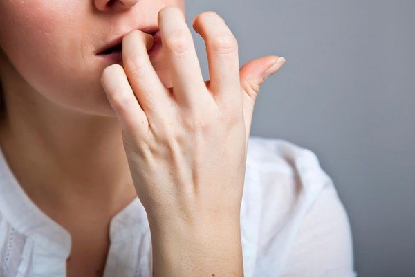 جویدن دور ناخن و پوسته پوسته شدن آن 