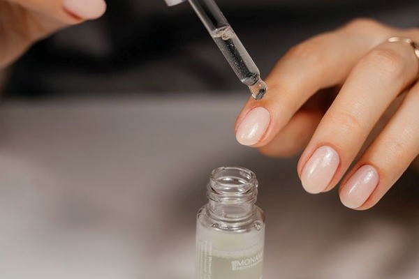 درمان پوسته پوسته شدن اطراف ناخن با روغن 