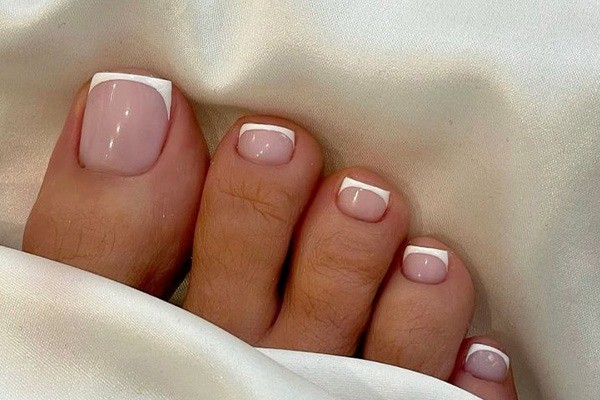 ناخن هایی زیبا با پدیکور فرانسوی