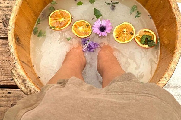 مراحل پدیکور خیس با کوکتل