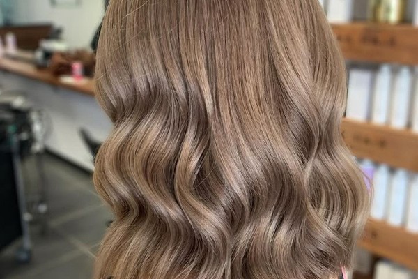 بلوند بژ؛ رنگ موی مناسب برای پوست سبزه 