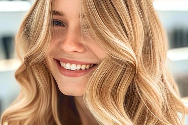 بلوند عسلی؛ مناسب برای افراد علاقه‌مند به پوست روشن 
