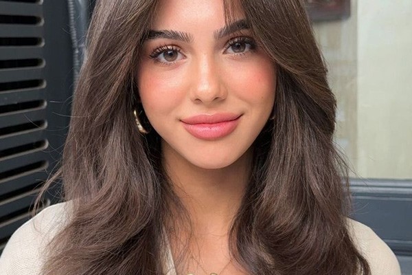 پوستی جذاب و روشن با رنگ مو نسکافه‌ای 