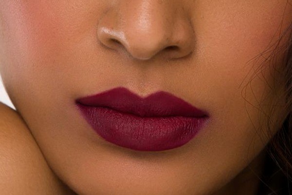 رنگ رژ لب ارغوانی برای پوست سبزه