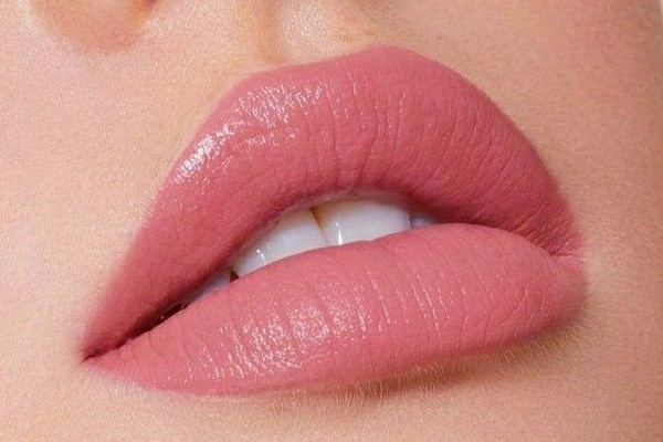 رنگ رژ صورتی روشن برای پوست سفید