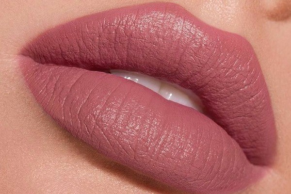 رنگ رژ کالباسی برای پوست گندمی