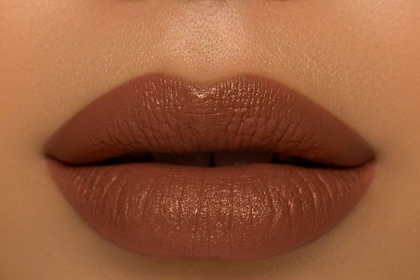 رنگ رژ شکلاتی برای پوست سبزه