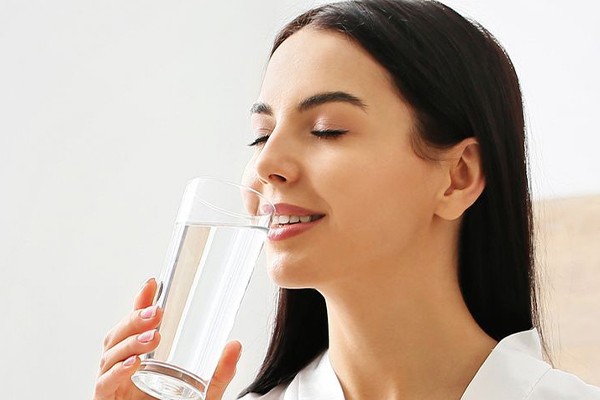 درخشندگی پوست با نوشیدن آب