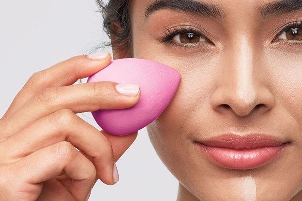  علت ماسیدن کرم پودر روی صورت 