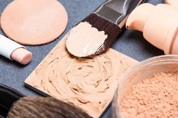 استفاده از لوازم آرایش بی‌کیفیت 